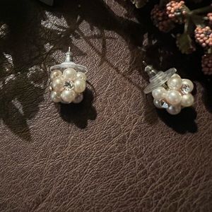 Beautiful faux rhinestone and Pearl stud earrings.